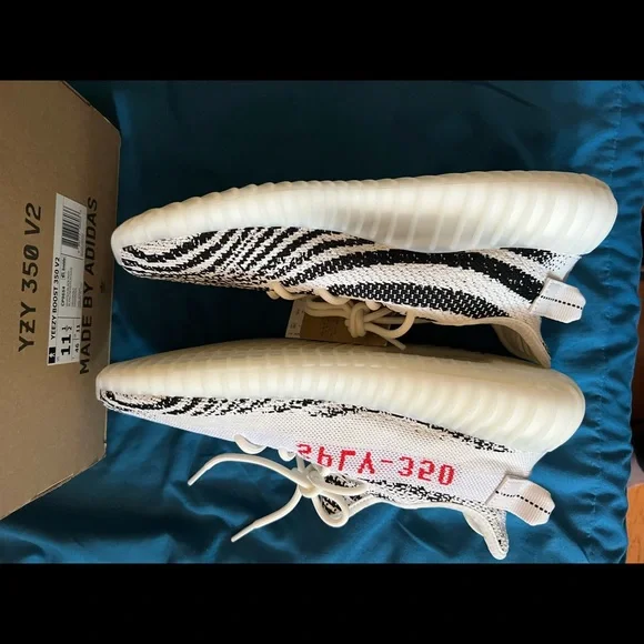 Adidas Yeezy Boost 350 V2 - Picture 4 of 7